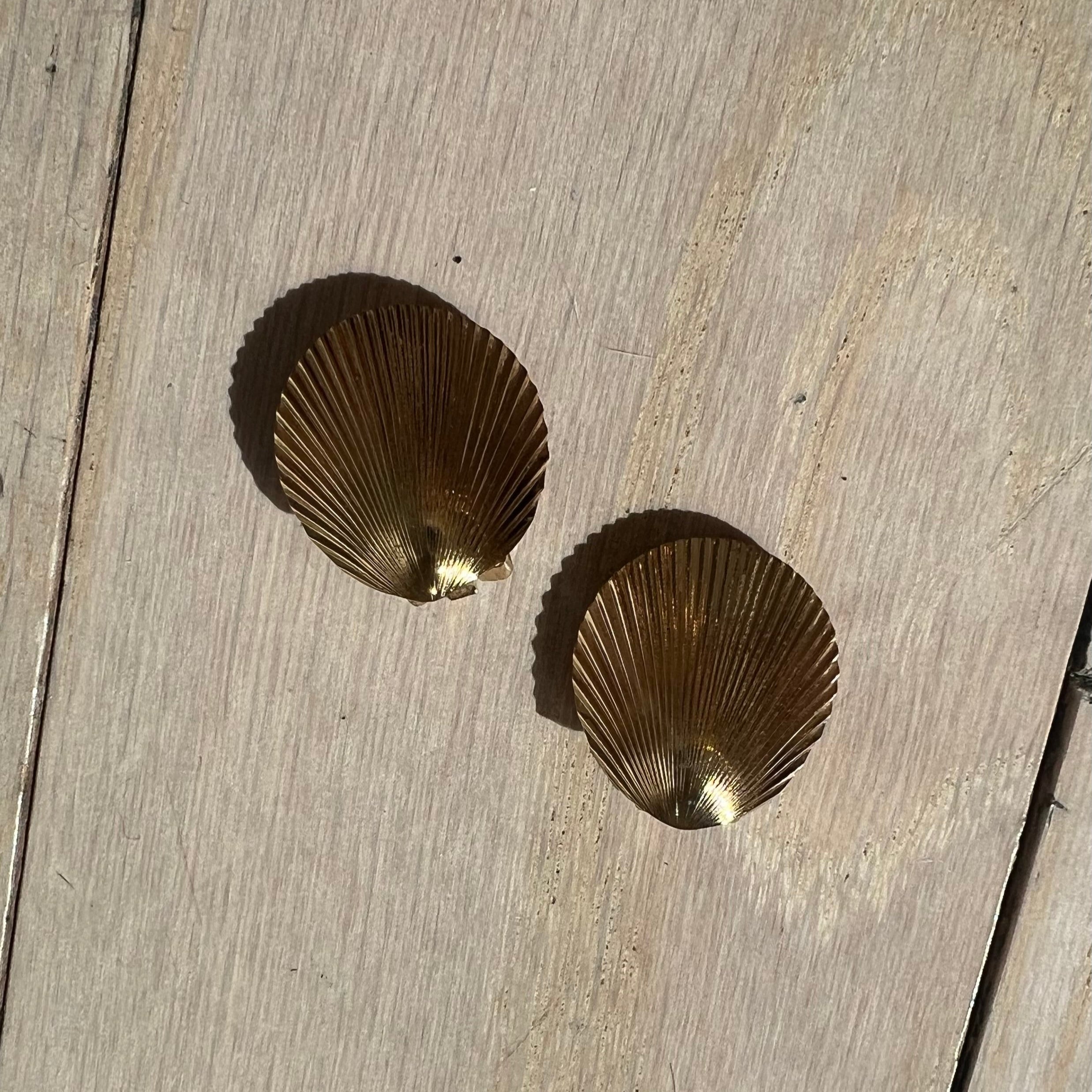 Christian Dior Vintage '70s gold plated seashell earrings