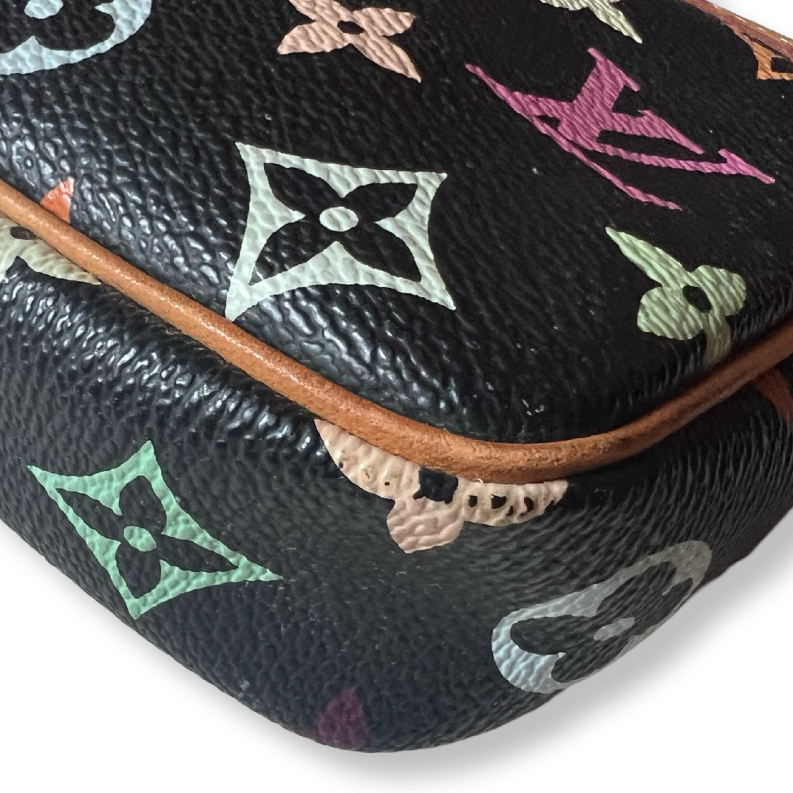 LV TM pochette black