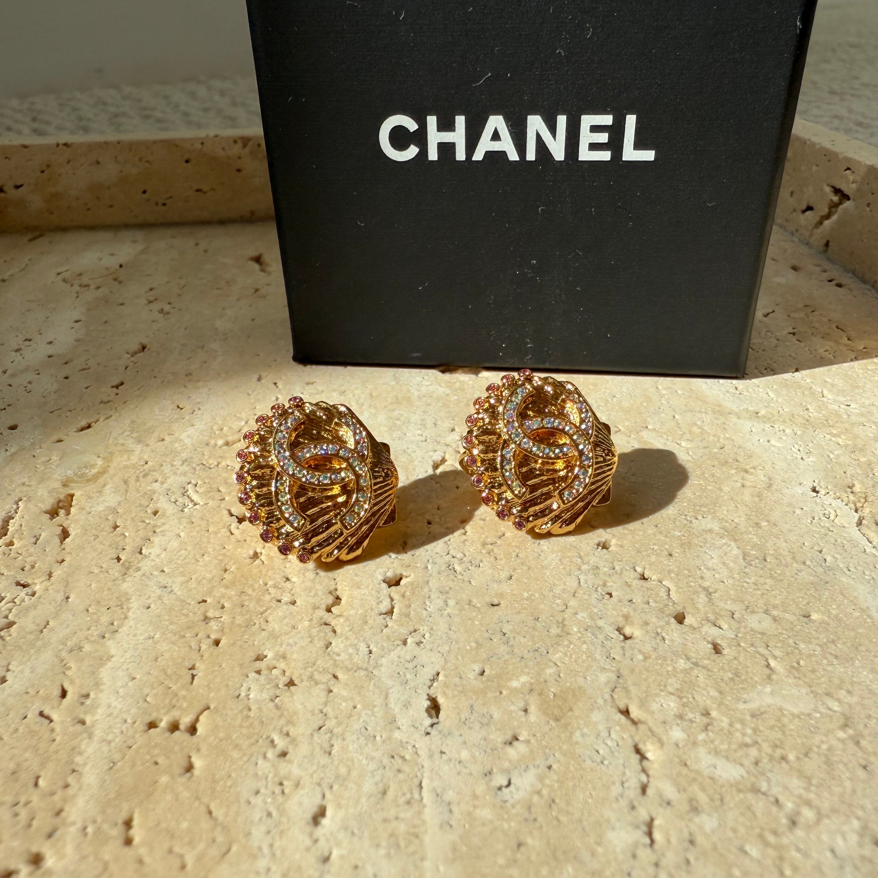Chanel authentic crystal coco  mark shell earrings clip on gold